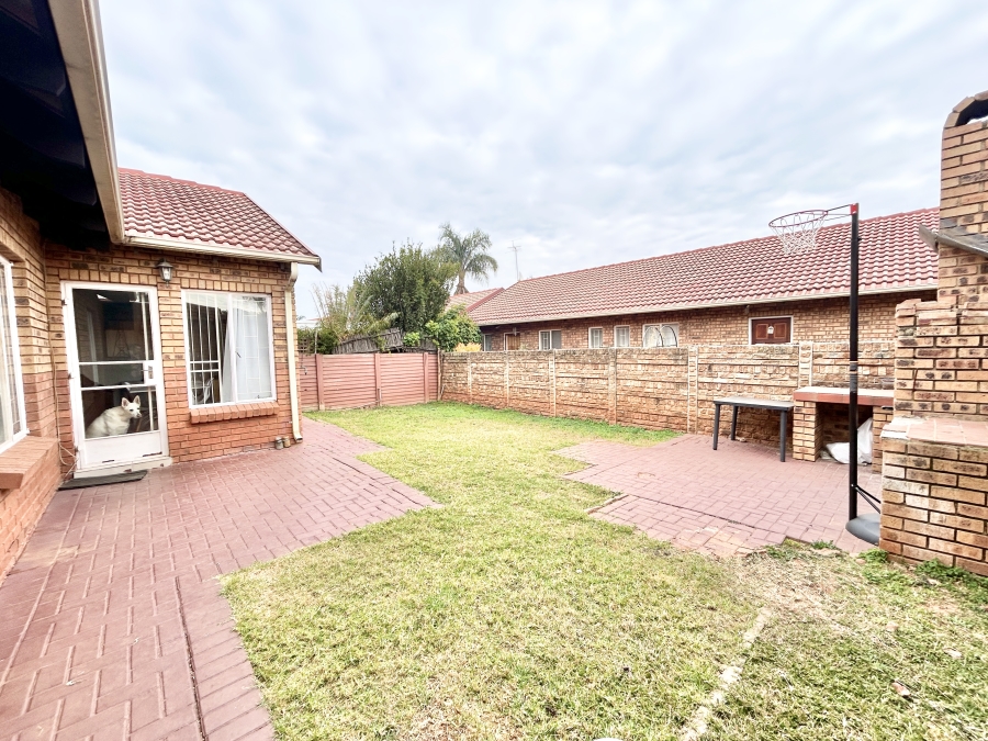 4 Bedroom Property for Sale in Eldoraigne Gauteng