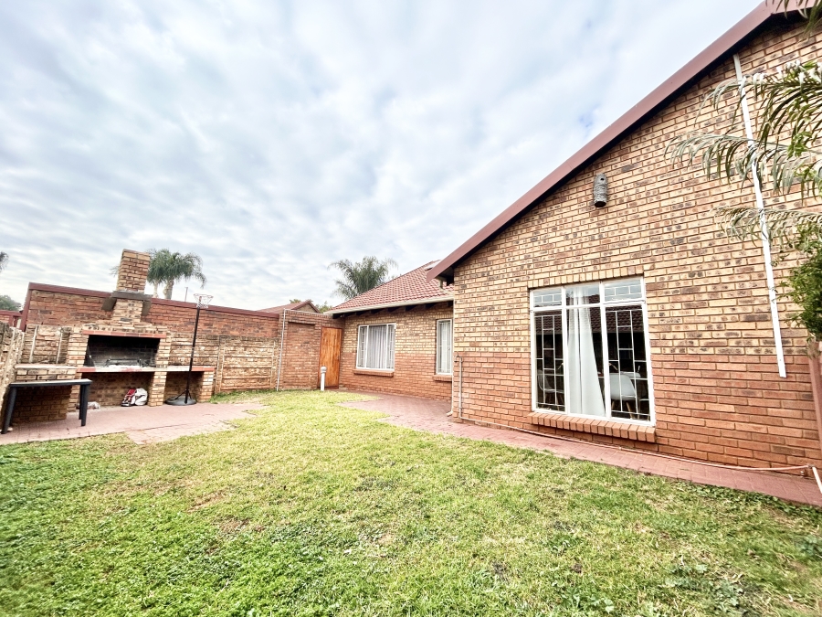 4 Bedroom Property for Sale in Eldoraigne Gauteng