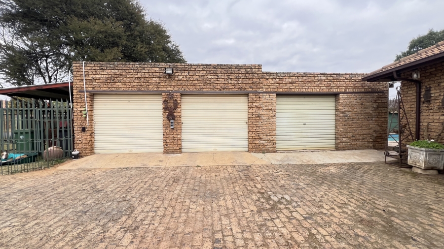 4 Bedroom Property for Sale in Helikonpark Gauteng