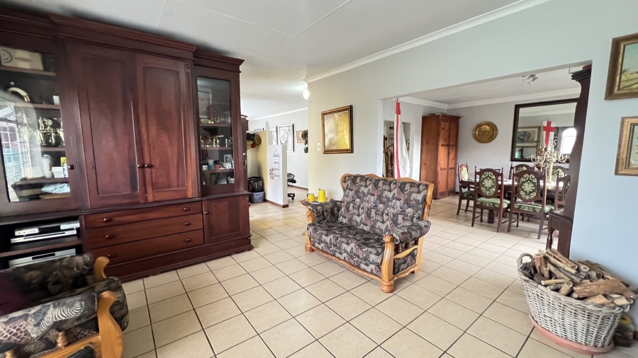 4 Bedroom Property for Sale in Helikonpark Gauteng