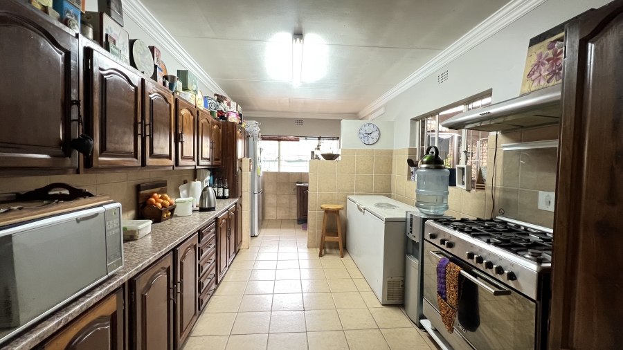 4 Bedroom Property for Sale in Helikonpark Gauteng