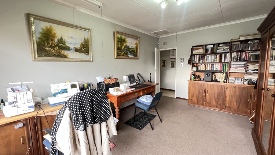 4 Bedroom Property for Sale in Helikonpark Gauteng