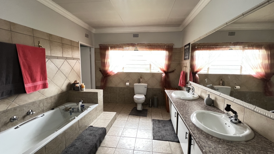4 Bedroom Property for Sale in Helikonpark Gauteng