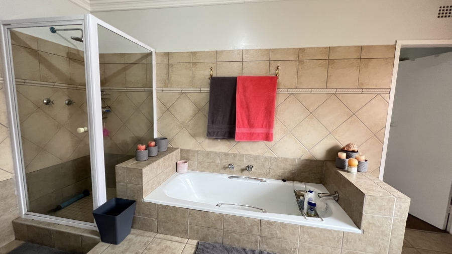 4 Bedroom Property for Sale in Helikonpark Gauteng