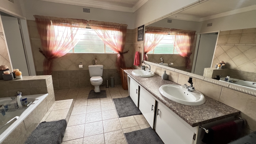 4 Bedroom Property for Sale in Helikonpark Gauteng