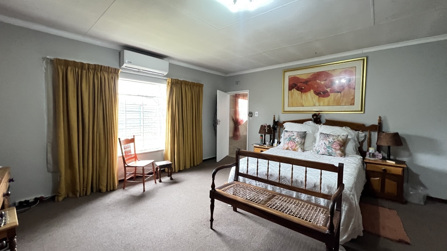 4 Bedroom Property for Sale in Helikonpark Gauteng