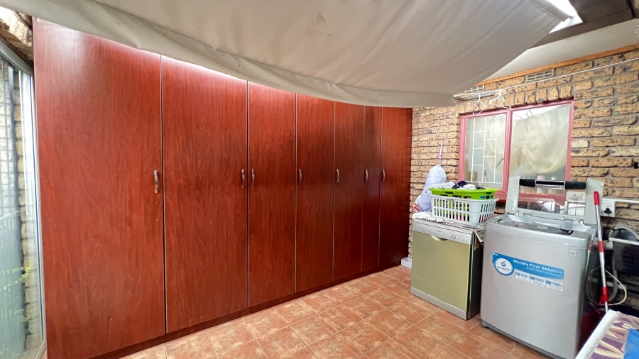 4 Bedroom Property for Sale in Helikonpark Gauteng