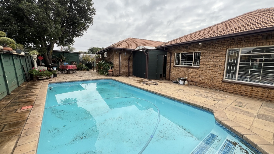 4 Bedroom Property for Sale in Helikonpark Gauteng