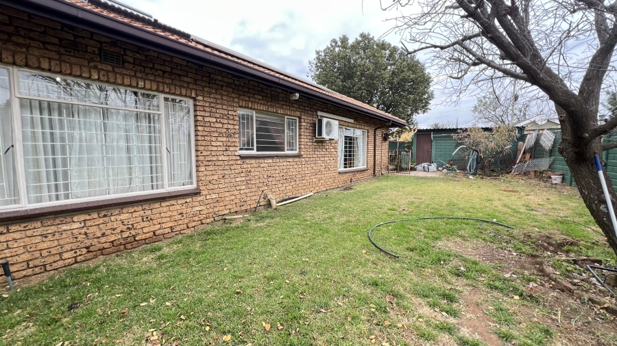 4 Bedroom Property for Sale in Helikonpark Gauteng