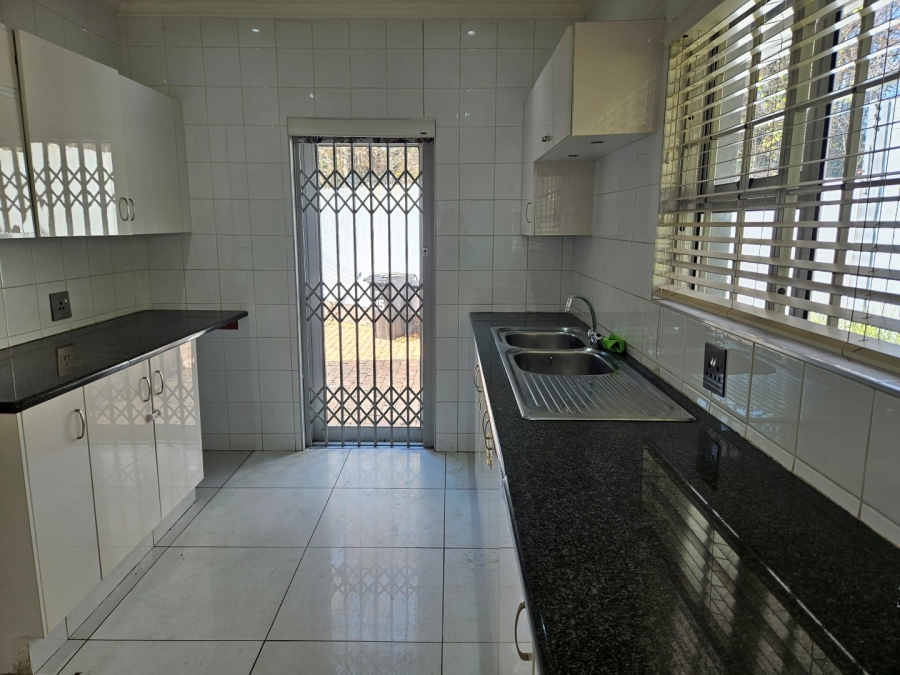 To Let 3 Bedroom Property for Rent in Hurlingham Gauteng