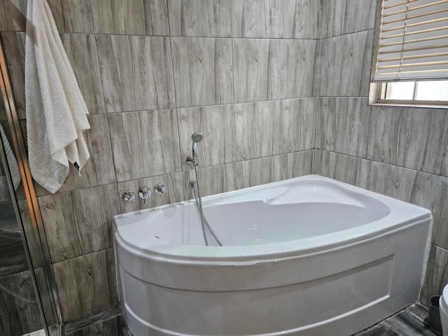 To Let 3 Bedroom Property for Rent in Hurlingham Gauteng