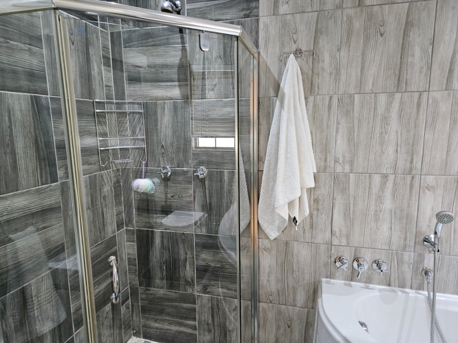 To Let 3 Bedroom Property for Rent in Hurlingham Gauteng
