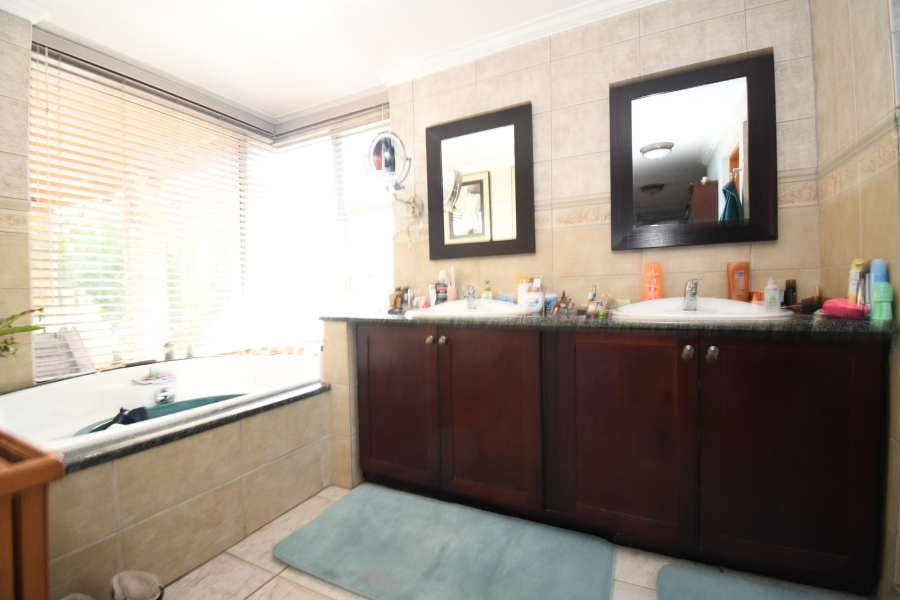 5 Bedroom Property for Sale in Mnandi Gauteng