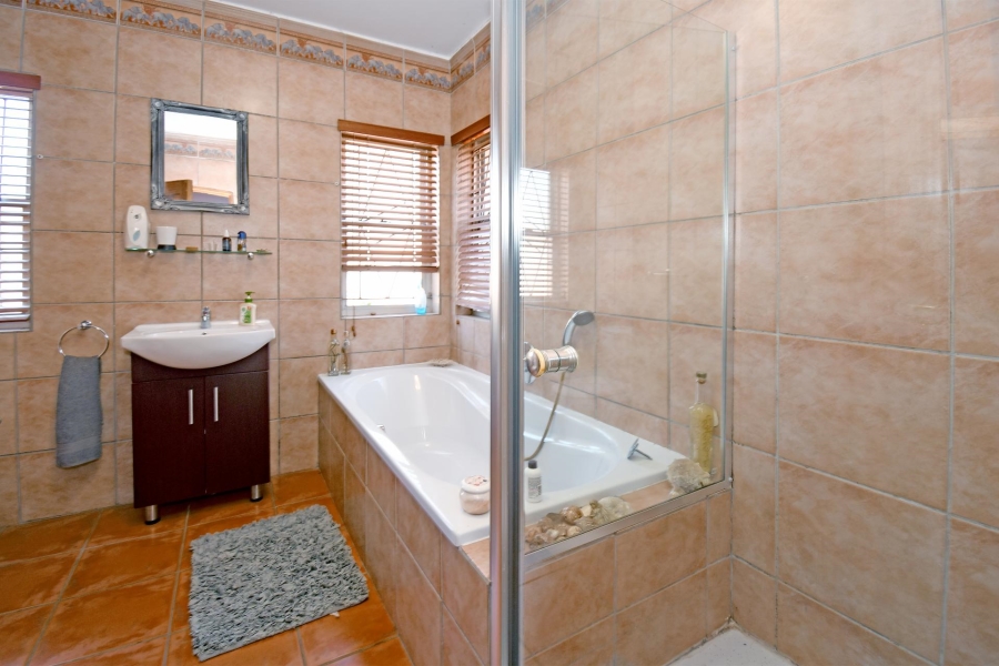 5 Bedroom Property for Sale in Mnandi Gauteng