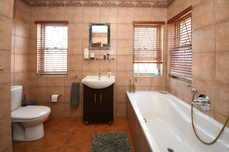 5 Bedroom Property for Sale in Mnandi Gauteng