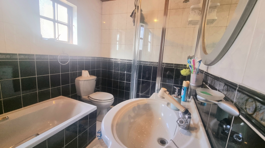 To Let 4 Bedroom Property for Rent in Glen Austin Gauteng