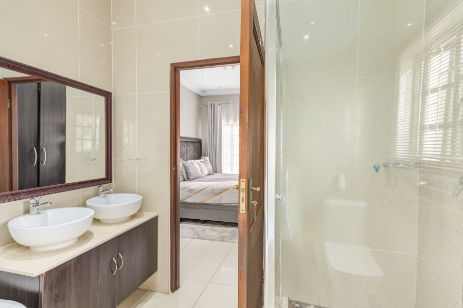 To Let 3 Bedroom Property for Rent in Broadacres Gauteng