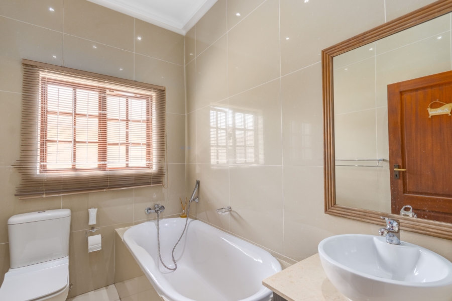 To Let 3 Bedroom Property for Rent in Broadacres Gauteng