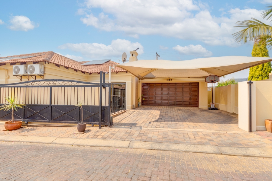 To Let 3 Bedroom Property for Rent in Broadacres Gauteng