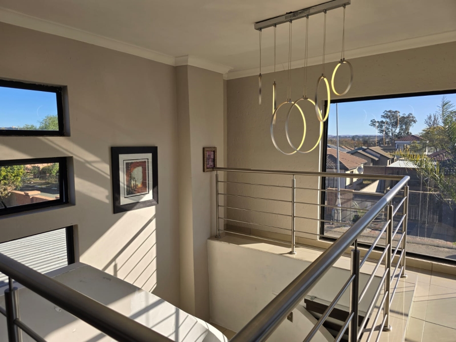 5 Bedroom Property for Sale in Alveda Park Gauteng