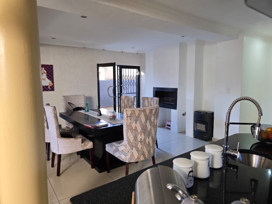 5 Bedroom Property for Sale in Alveda Park Gauteng