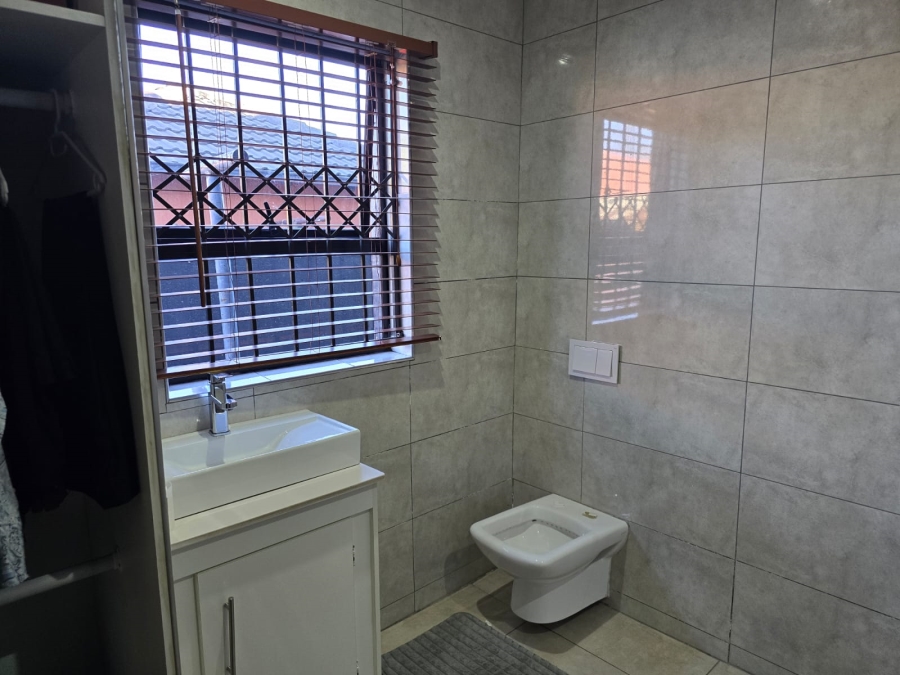 5 Bedroom Property for Sale in Alveda Park Gauteng