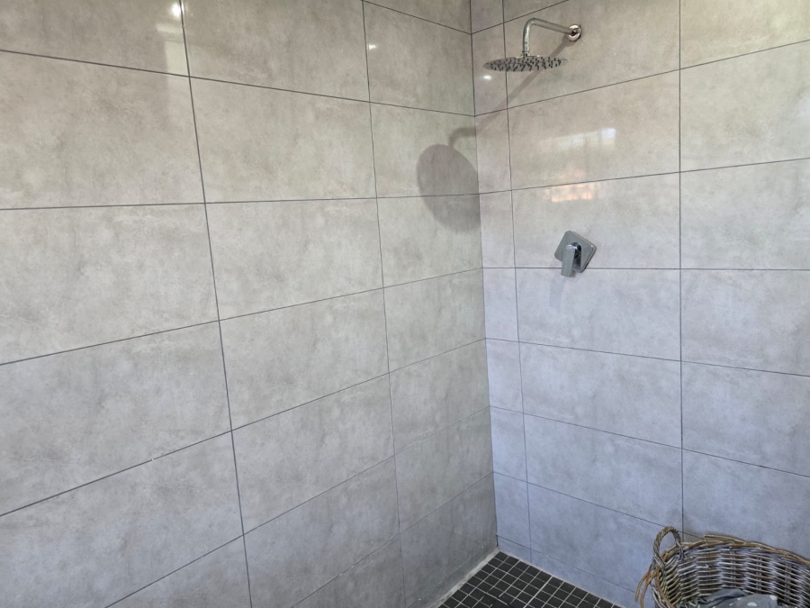 5 Bedroom Property for Sale in Alveda Park Gauteng