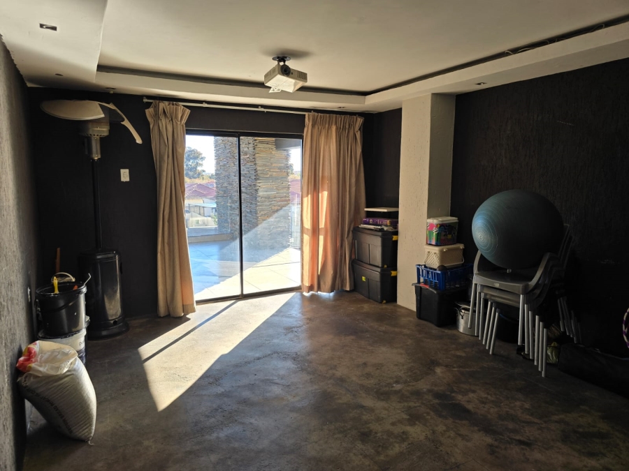 5 Bedroom Property for Sale in Alveda Park Gauteng