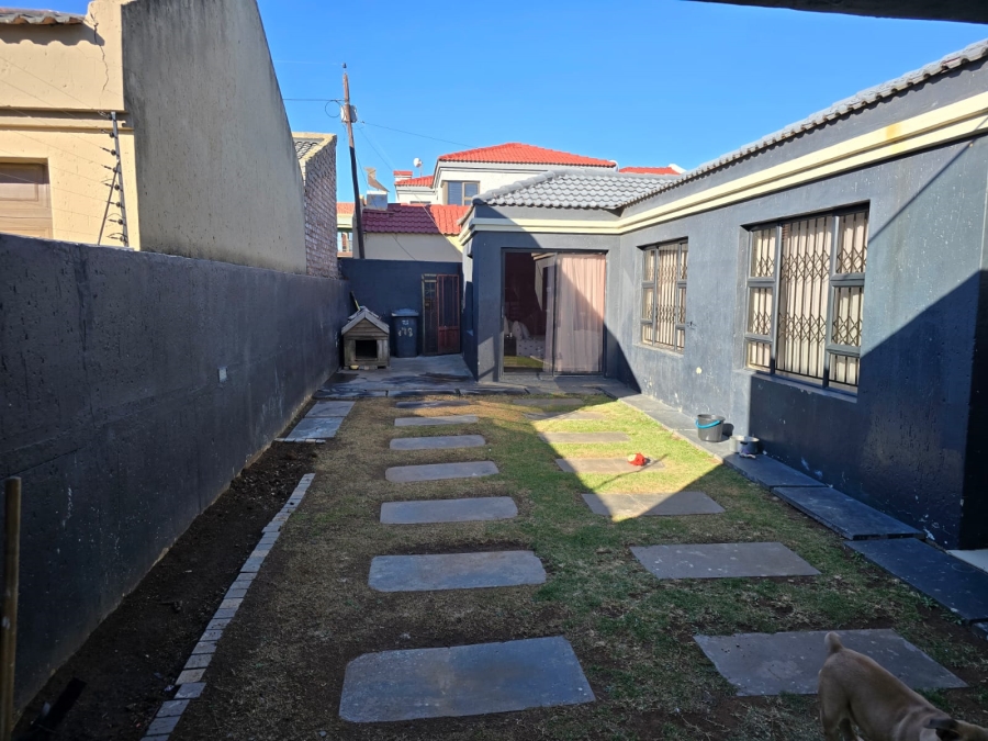 5 Bedroom Property for Sale in Alveda Park Gauteng