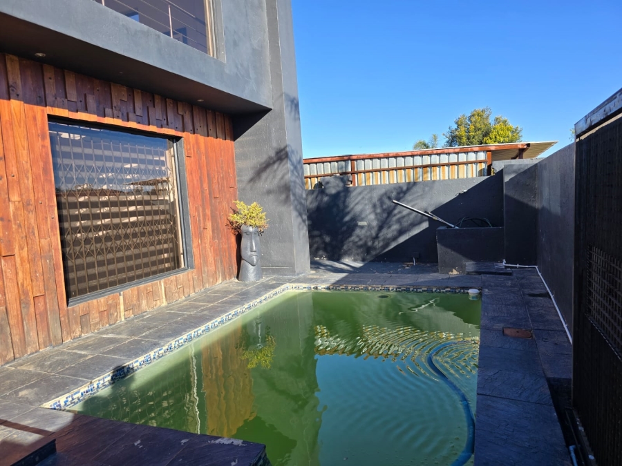 5 Bedroom Property for Sale in Alveda Park Gauteng