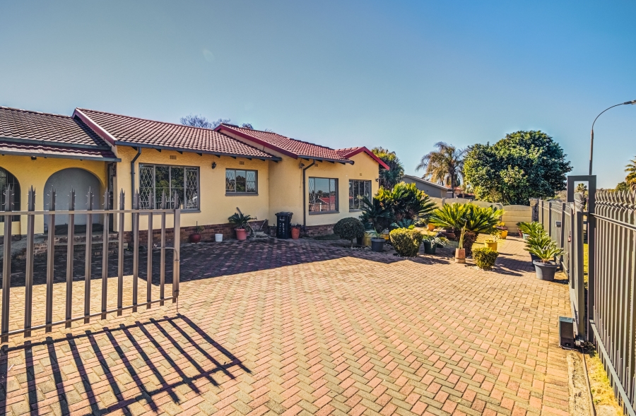 6 Bedroom Property for Sale in Van Riebeeck Park Gauteng