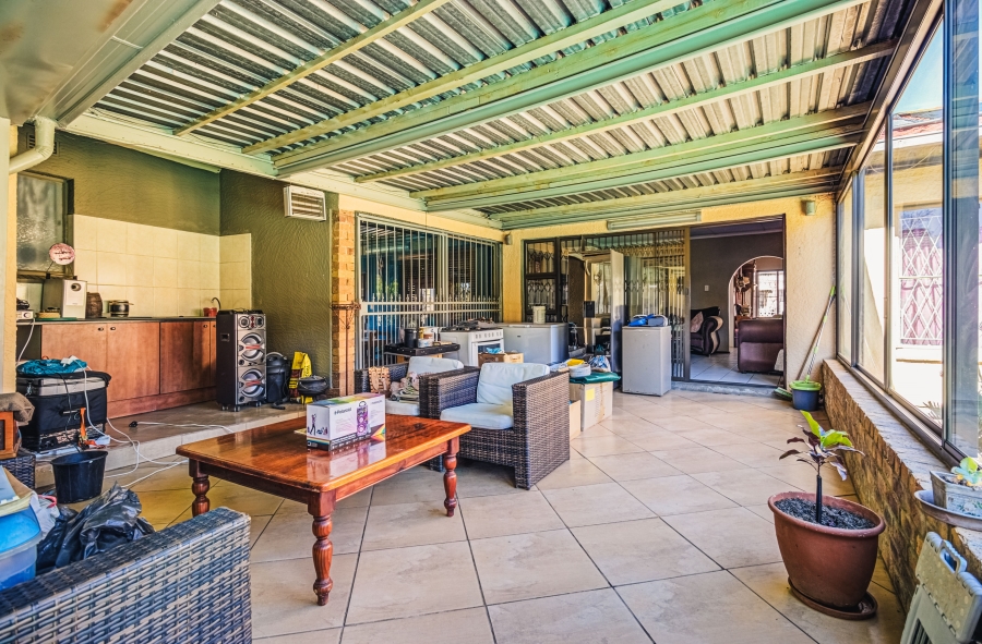6 Bedroom Property for Sale in Van Riebeeck Park Gauteng