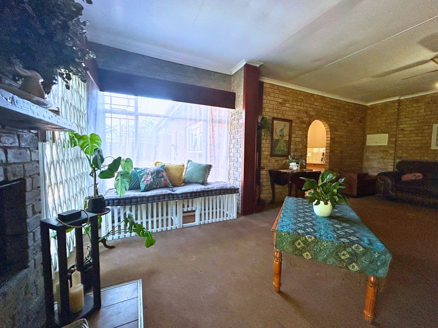 6 Bedroom Property for Sale in Hennopspark Gauteng