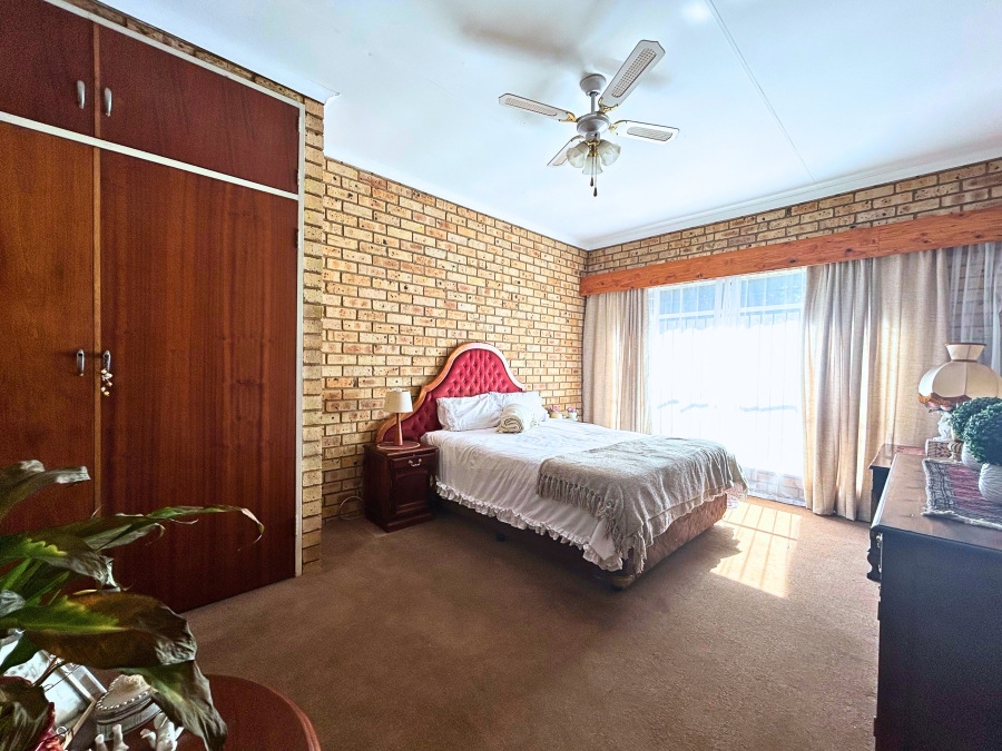 6 Bedroom Property for Sale in Hennopspark Gauteng