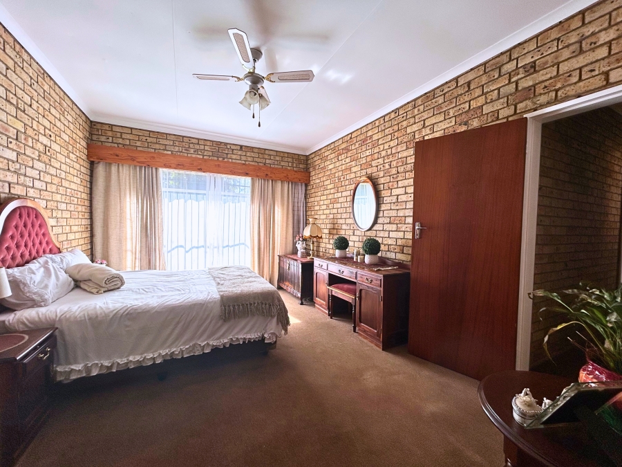 6 Bedroom Property for Sale in Hennopspark Gauteng