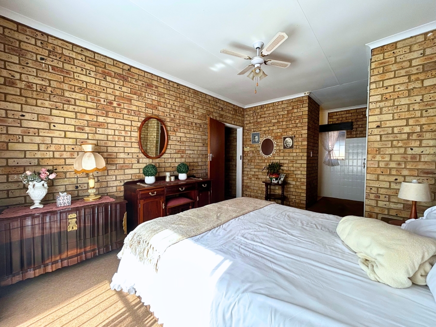 6 Bedroom Property for Sale in Hennopspark Gauteng