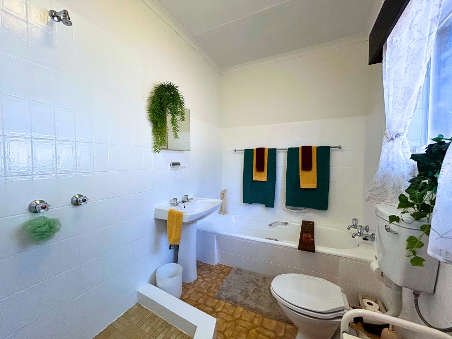 6 Bedroom Property for Sale in Hennopspark Gauteng
