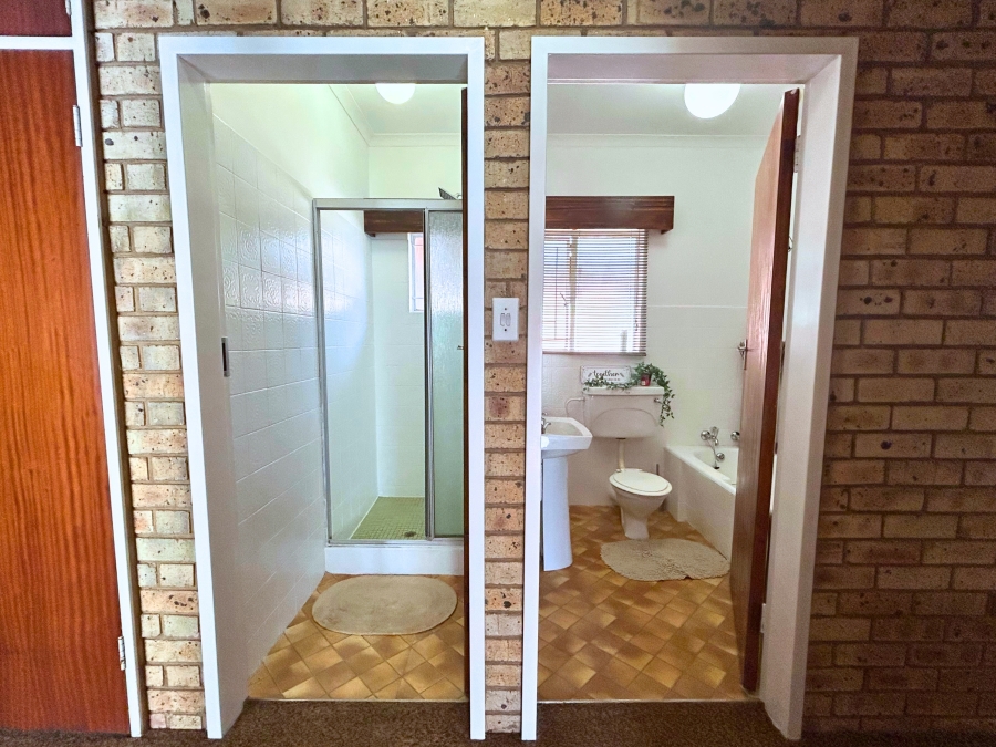 6 Bedroom Property for Sale in Hennopspark Gauteng