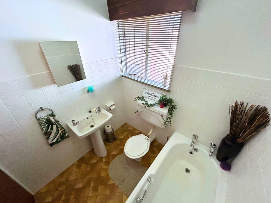 6 Bedroom Property for Sale in Hennopspark Gauteng