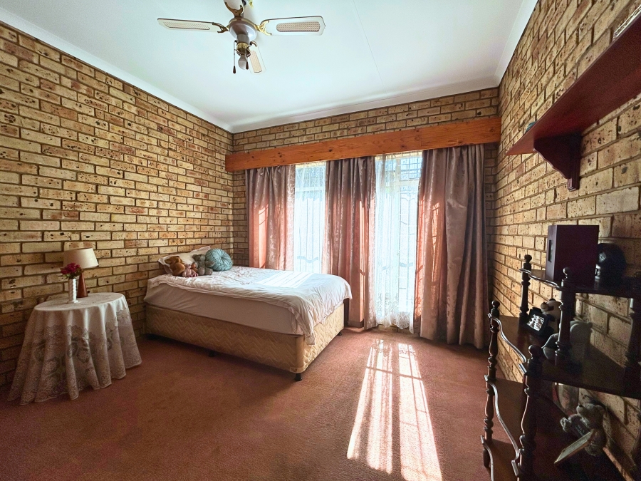 6 Bedroom Property for Sale in Hennopspark Gauteng