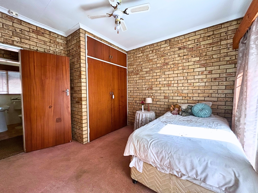 6 Bedroom Property for Sale in Hennopspark Gauteng