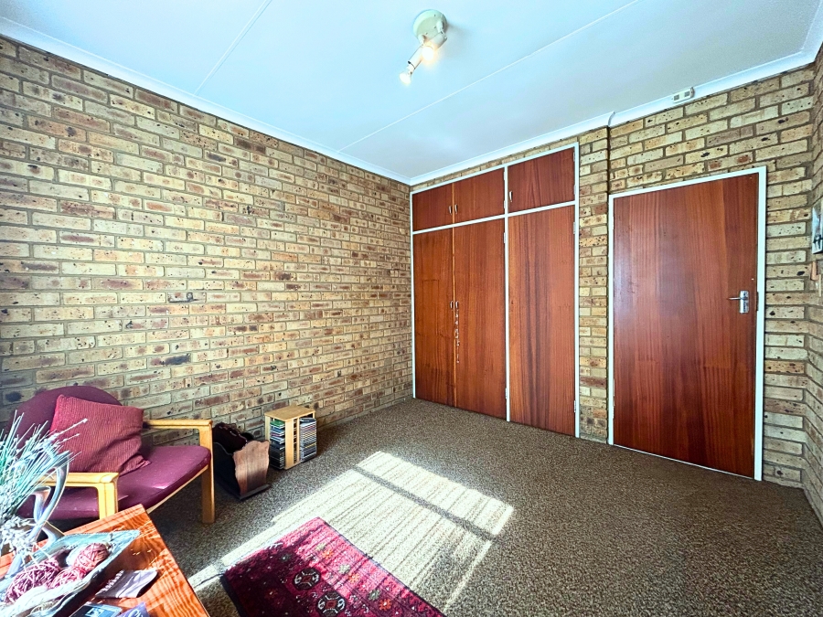 6 Bedroom Property for Sale in Hennopspark Gauteng
