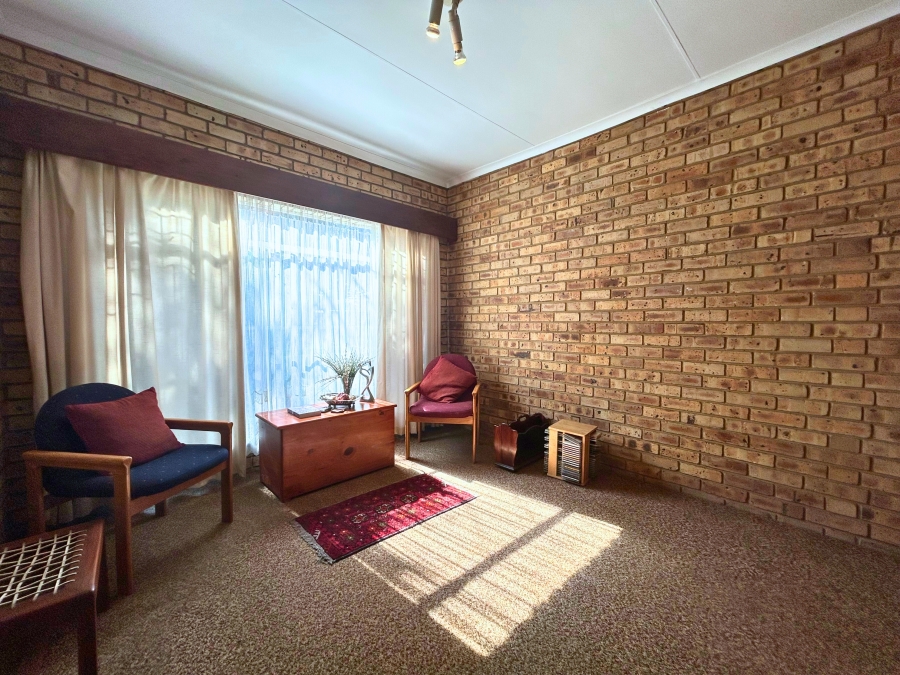 6 Bedroom Property for Sale in Hennopspark Gauteng