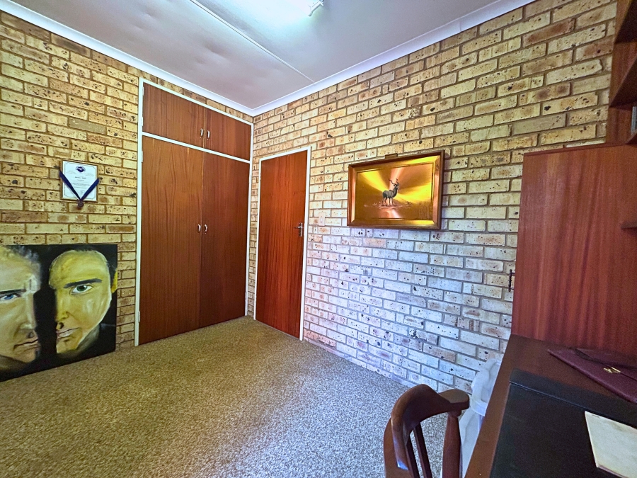 6 Bedroom Property for Sale in Hennopspark Gauteng