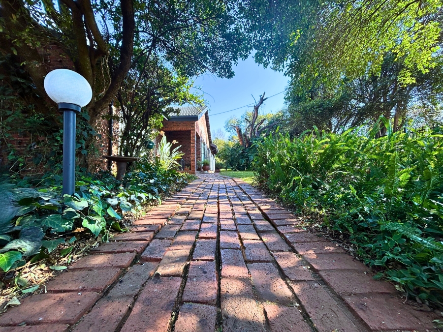 6 Bedroom Property for Sale in Hennopspark Gauteng