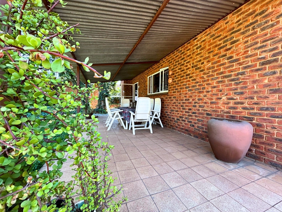 6 Bedroom Property for Sale in Hennopspark Gauteng