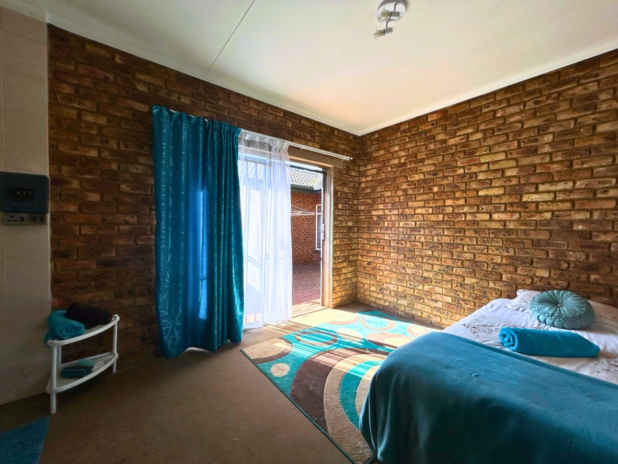 6 Bedroom Property for Sale in Hennopspark Gauteng