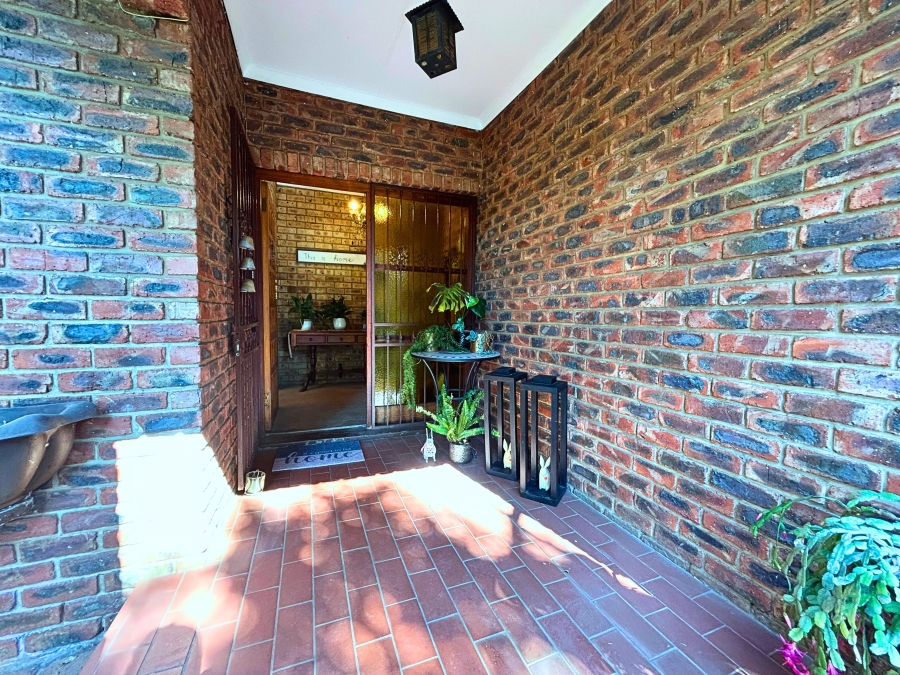 6 Bedroom Property for Sale in Hennopspark Gauteng