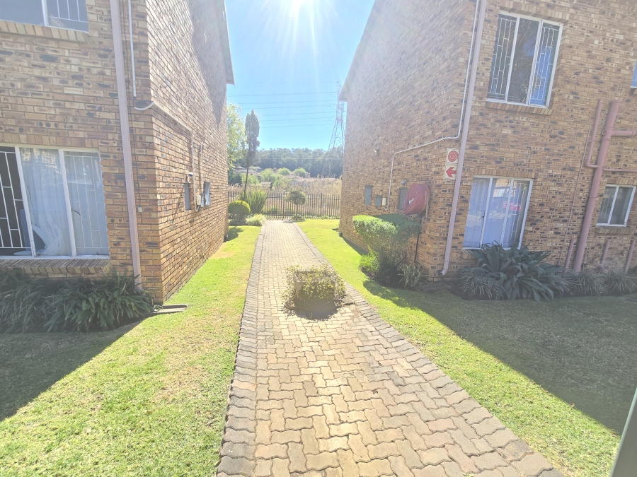 2 Bedroom Property for Sale in Wilgeheuwel Gauteng