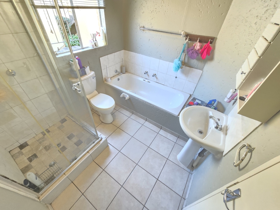 2 Bedroom Property for Sale in Wilgeheuwel Gauteng